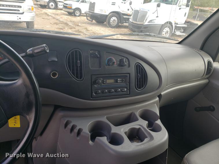 image for item EF9924 2000 Ford Econoline E350 Super Duty box truck