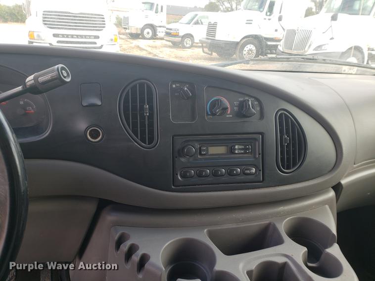 image for item EF9924 2000 Ford Econoline E350 Super Duty box truck