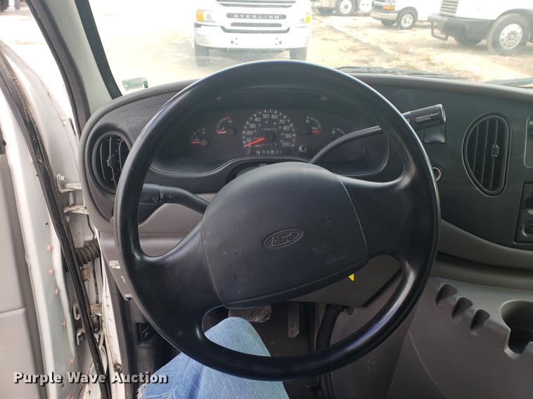 image for item EF9924 2000 Ford Econoline E350 Super Duty box truck