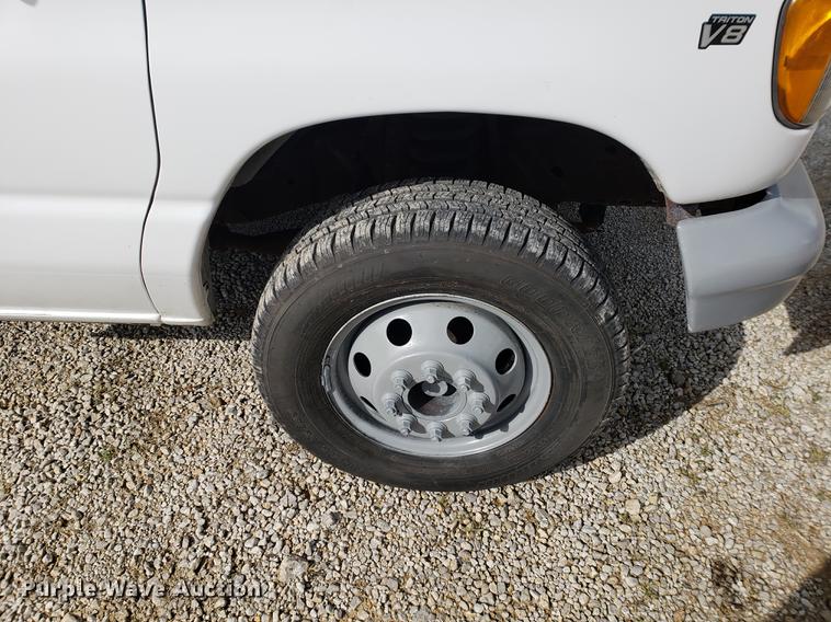 image for item EF9924 2000 Ford Econoline E350 Super Duty box truck