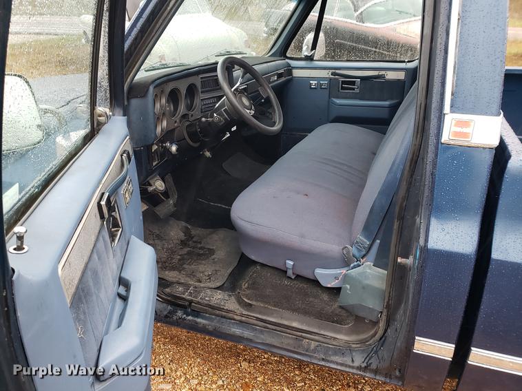 image for item EF9928 1984 GMC C1500 pickup truck