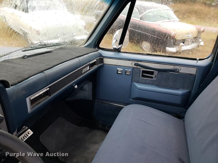 image for item EF9928 1984 GMC C1500 pickup truck