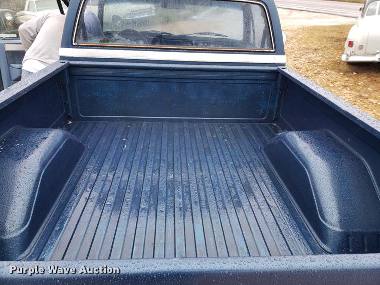 image for item EF9928 1984 GMC C1500 pickup truck