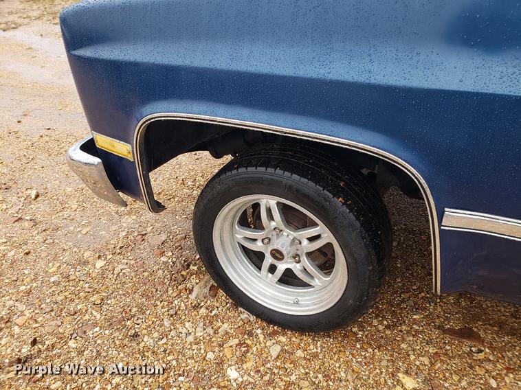 image for item EF9928 1984 GMC C1500 pickup truck