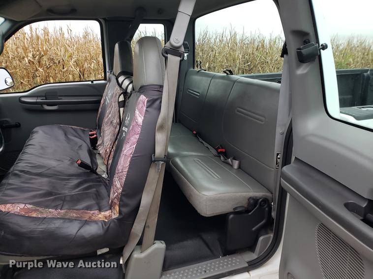 image for item EF9933 2002 Ford F250 Super Duty SuperCab pickup truck