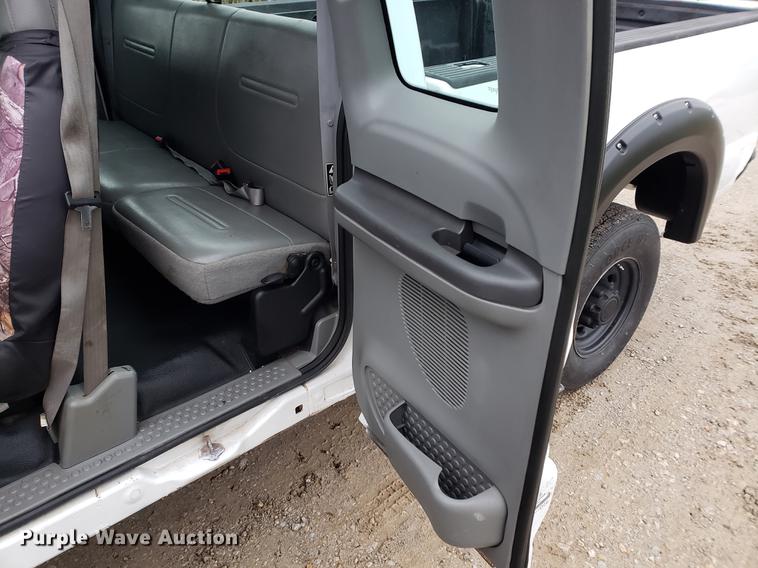 image for item EF9933 2002 Ford F250 Super Duty SuperCab pickup truck