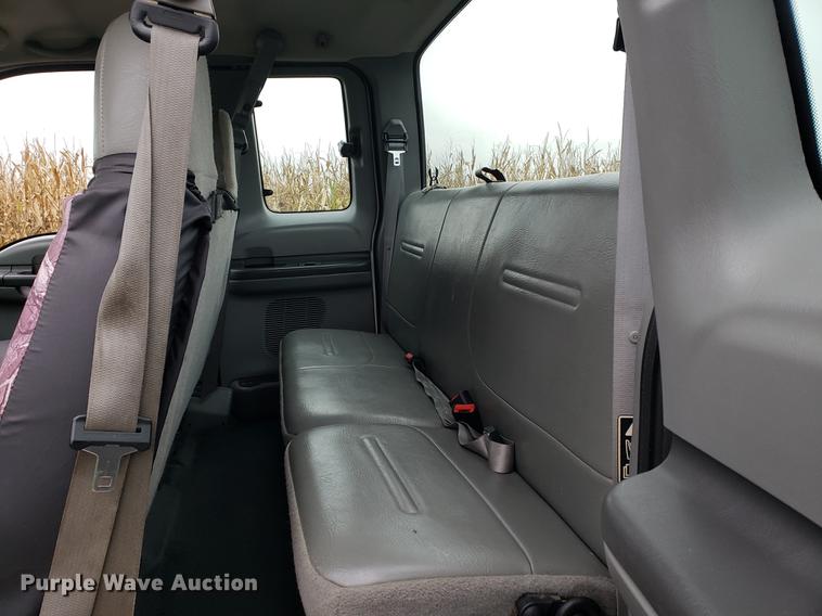 image for item EF9933 2002 Ford F250 Super Duty SuperCab pickup truck