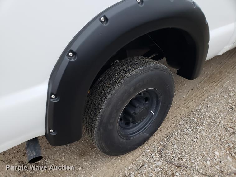 image for item EF9933 2002 Ford F250 Super Duty SuperCab pickup truck