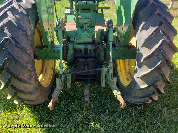 image for item EF9973 John Deere 2010 tractor