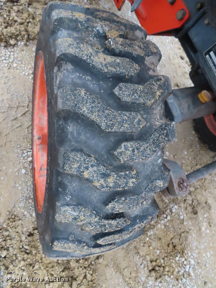 image for item EI9990 Kubota B2910 MFWD tractor