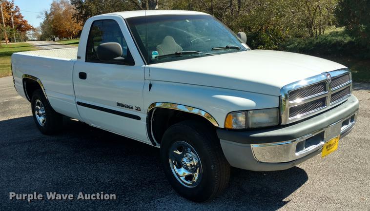 image for item L5709 2000 Dodge Ram 1500 pickup truck