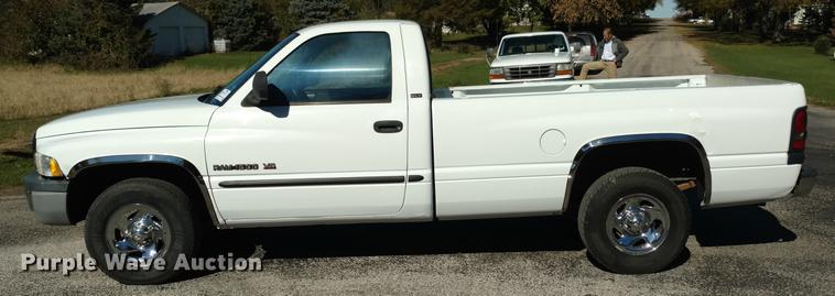 image for item L5709 2000 Dodge Ram 1500 pickup truck