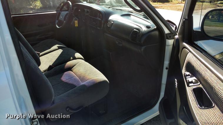 image for item L5709 2000 Dodge Ram 1500 pickup truck