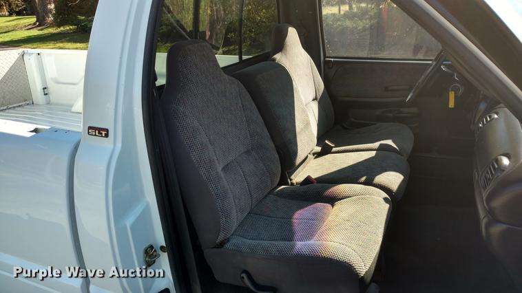 image for item L5709 2000 Dodge Ram 1500 pickup truck