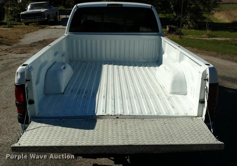 image for item L5709 2000 Dodge Ram 1500 pickup truck