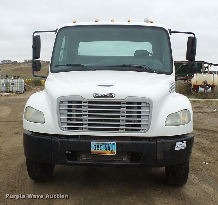 image for item DA3585 2005 Freightliner Business Class M2 truck cab and chassis