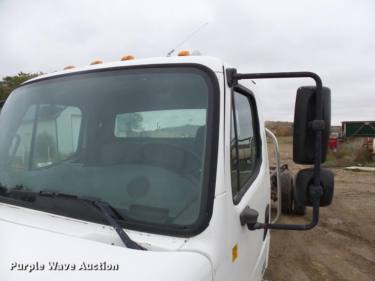 image for item DA3585 2005 Freightliner Business Class M2 truck cab and chassis
