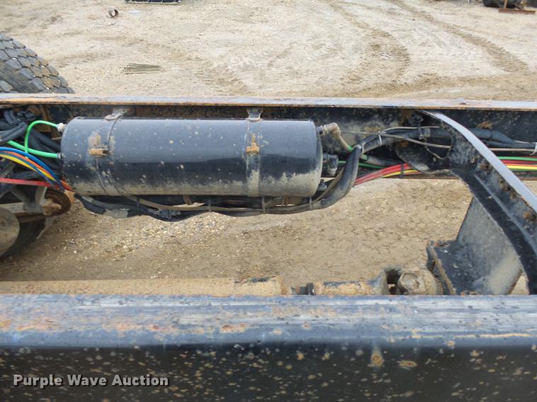 image for item DA3585 2005 Freightliner Business Class M2 truck cab and chassis