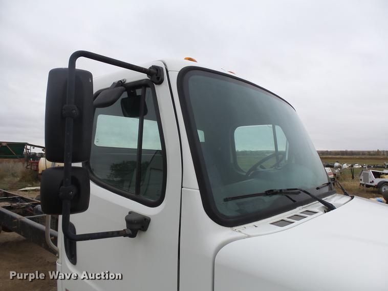 image for item DA3585 2005 Freightliner Business Class M2 truck cab and chassis