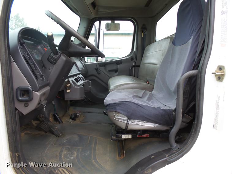 image for item DA3585 2005 Freightliner Business Class M2 truck cab and chassis
