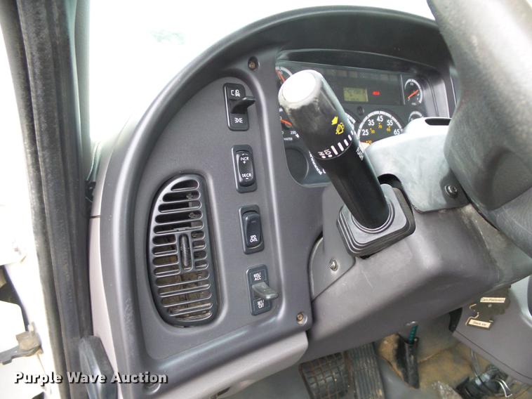 image for item DA3585 2005 Freightliner Business Class M2 truck cab and chassis