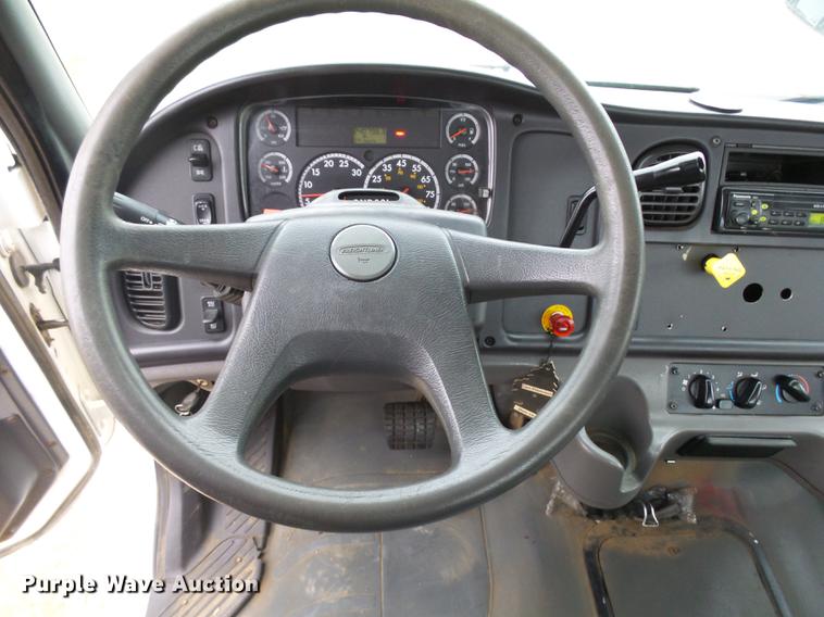 image for item DA3585 2005 Freightliner Business Class M2 truck cab and chassis