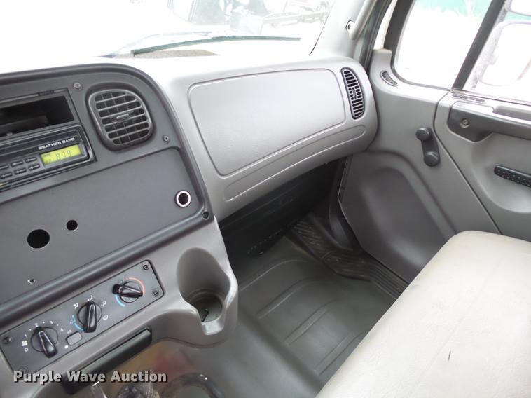 image for item DA3585 2005 Freightliner Business Class M2 truck cab and chassis