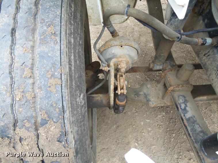 image for item DA3585 2005 Freightliner Business Class M2 truck cab and chassis