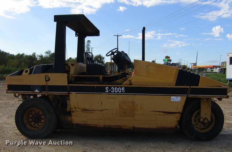image for item DC0072 1998 Caterpillar PS-300B pneumatic roller
