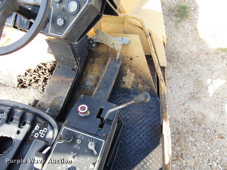 image for item DC0072 1998 Caterpillar PS-300B pneumatic roller