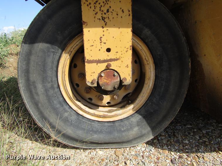 image for item DC0072 1998 Caterpillar PS-300B pneumatic roller