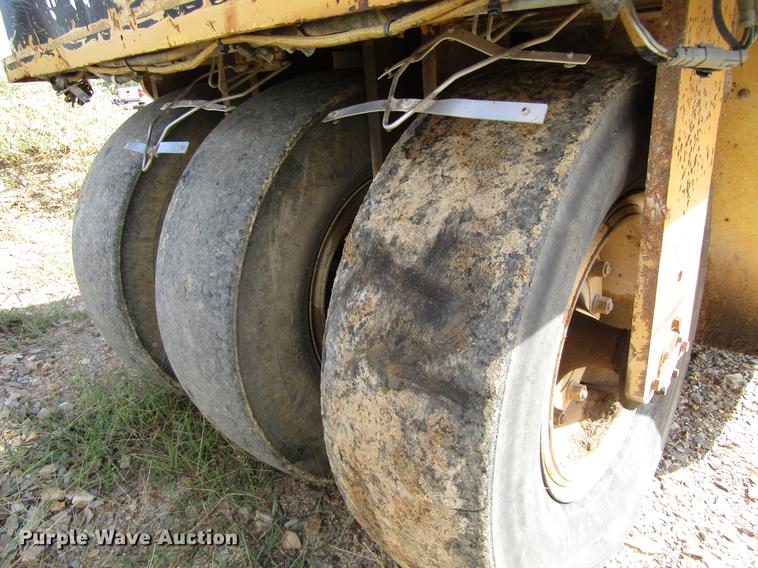image for item DC0072 1998 Caterpillar PS-300B pneumatic roller