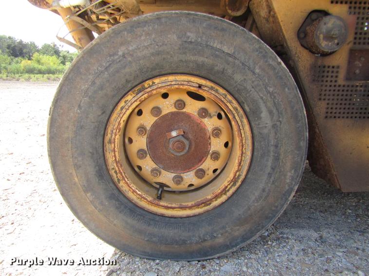 image for item DC0072 1998 Caterpillar PS-300B pneumatic roller