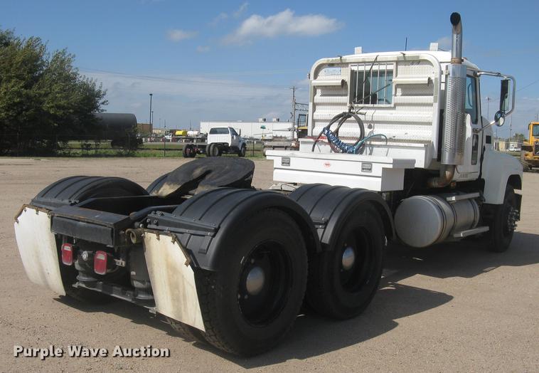 image for item DC1306 2006 Mack CH600 semi truck