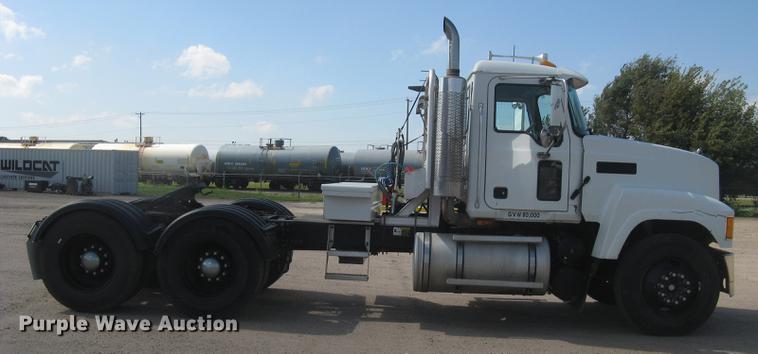 image for item DC1306 2006 Mack CH600 semi truck