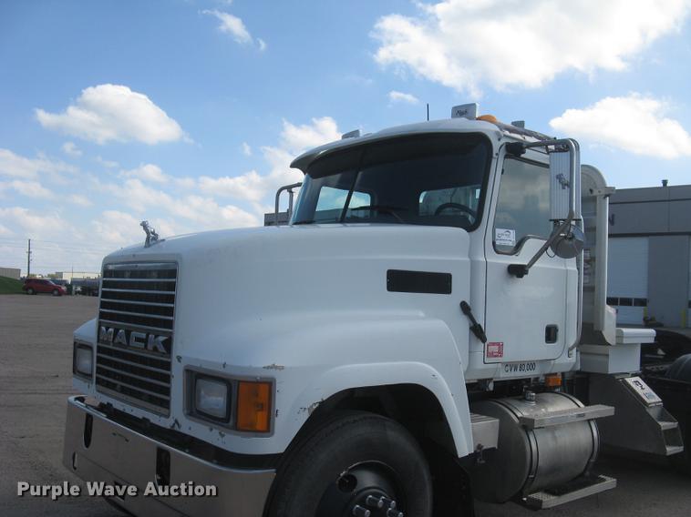 image for item DC1306 2006 Mack CH600 semi truck