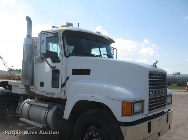 image for item DC1306 2006 Mack CH600 semi truck