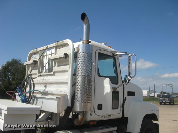 image for item DC1306 2006 Mack CH600 semi truck