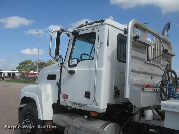 image for item DC1306 2006 Mack CH600 semi truck