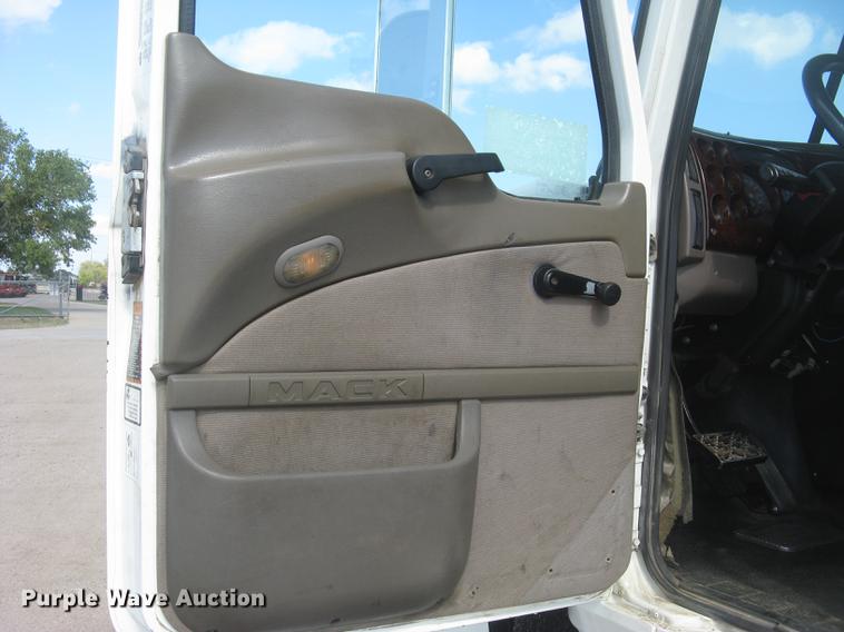 image for item DC1306 2006 Mack CH600 semi truck