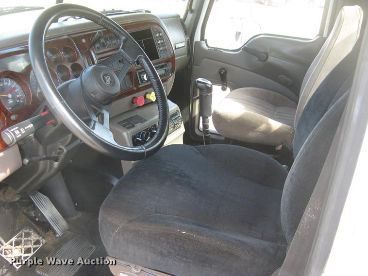 image for item DC1306 2006 Mack CH600 semi truck