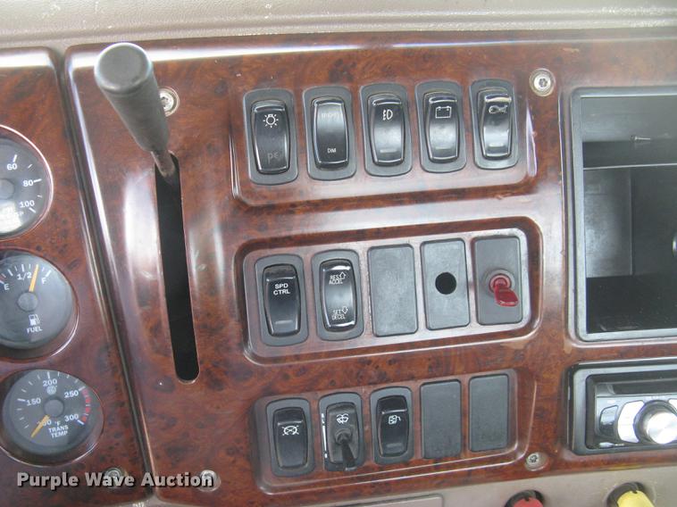 image for item DC1306 2006 Mack CH600 semi truck