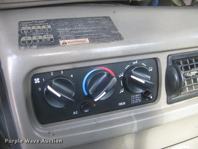 image for item DC1306 2006 Mack CH600 semi truck