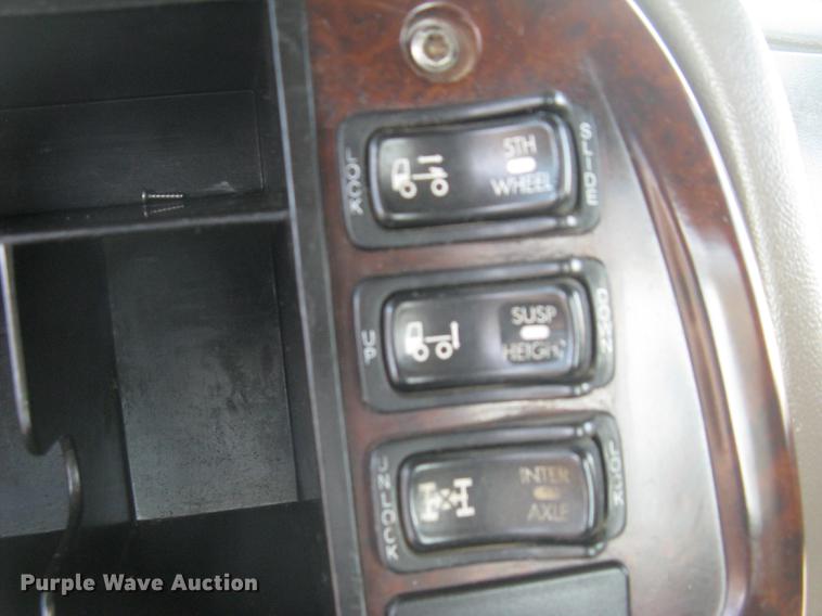 image for item DC1306 2006 Mack CH600 semi truck