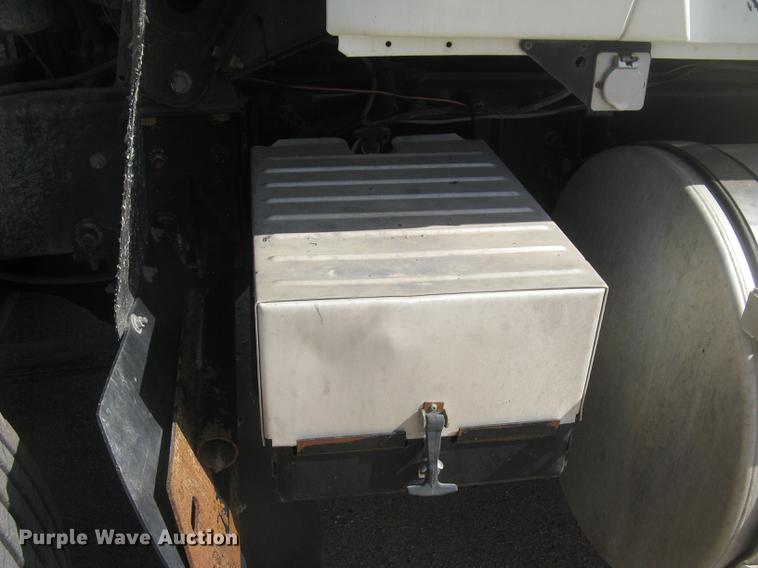 image for item DC1306 2006 Mack CH600 semi truck