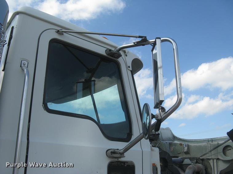 image for item DC1306 2006 Mack CH600 semi truck