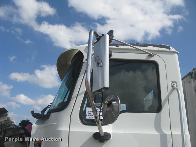 image for item DC1306 2006 Mack CH600 semi truck