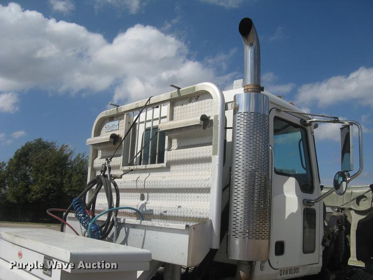 image for item DC1306 2006 Mack CH600 semi truck