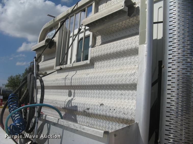 image for item DC1306 2006 Mack CH600 semi truck