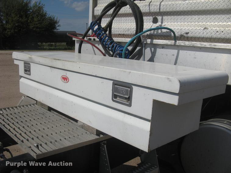 image for item DC1306 2006 Mack CH600 semi truck